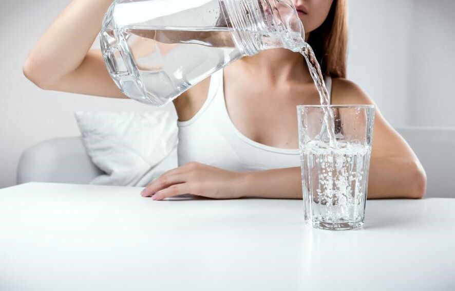 A abundante bebida axuda co tratamento da cistite